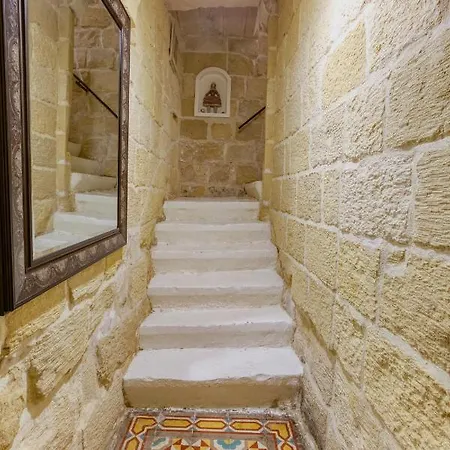 Ferienhaus Quaint 2br House Of Character With Private Terrace By 360 Estates