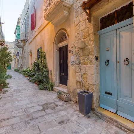 Ferienhaus Quaint 2br House Of Character With Private Terrace By 360 Estates *